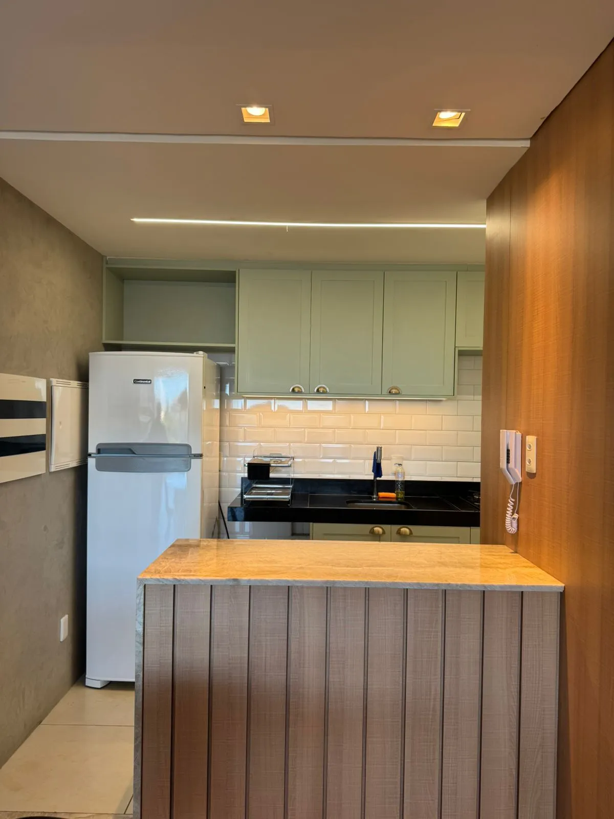 Detalhe da cozinha completa do apartamento Mandara Lanai