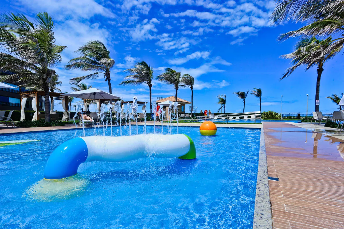 Área externa e piscinas do Condomínio Mandara Lanai