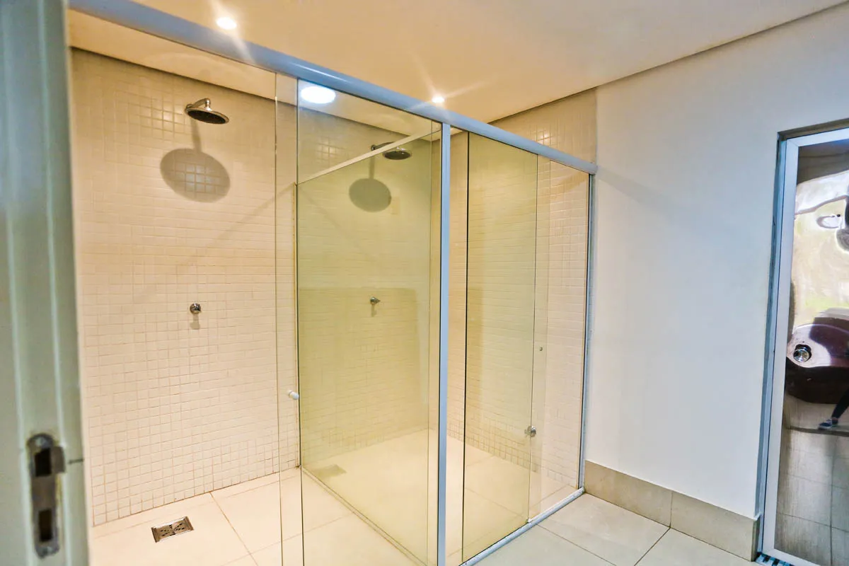 Chuveiros externos próximos à piscina