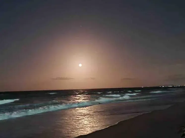 Vista noturna da orla de Porto das Dunas