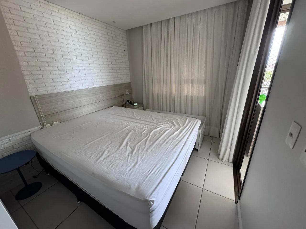 Suíte com cama de casal e ar-condicionado