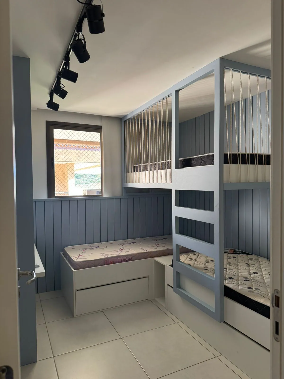 Quarto com camas de solteiro do apartamento Mandara Lanai