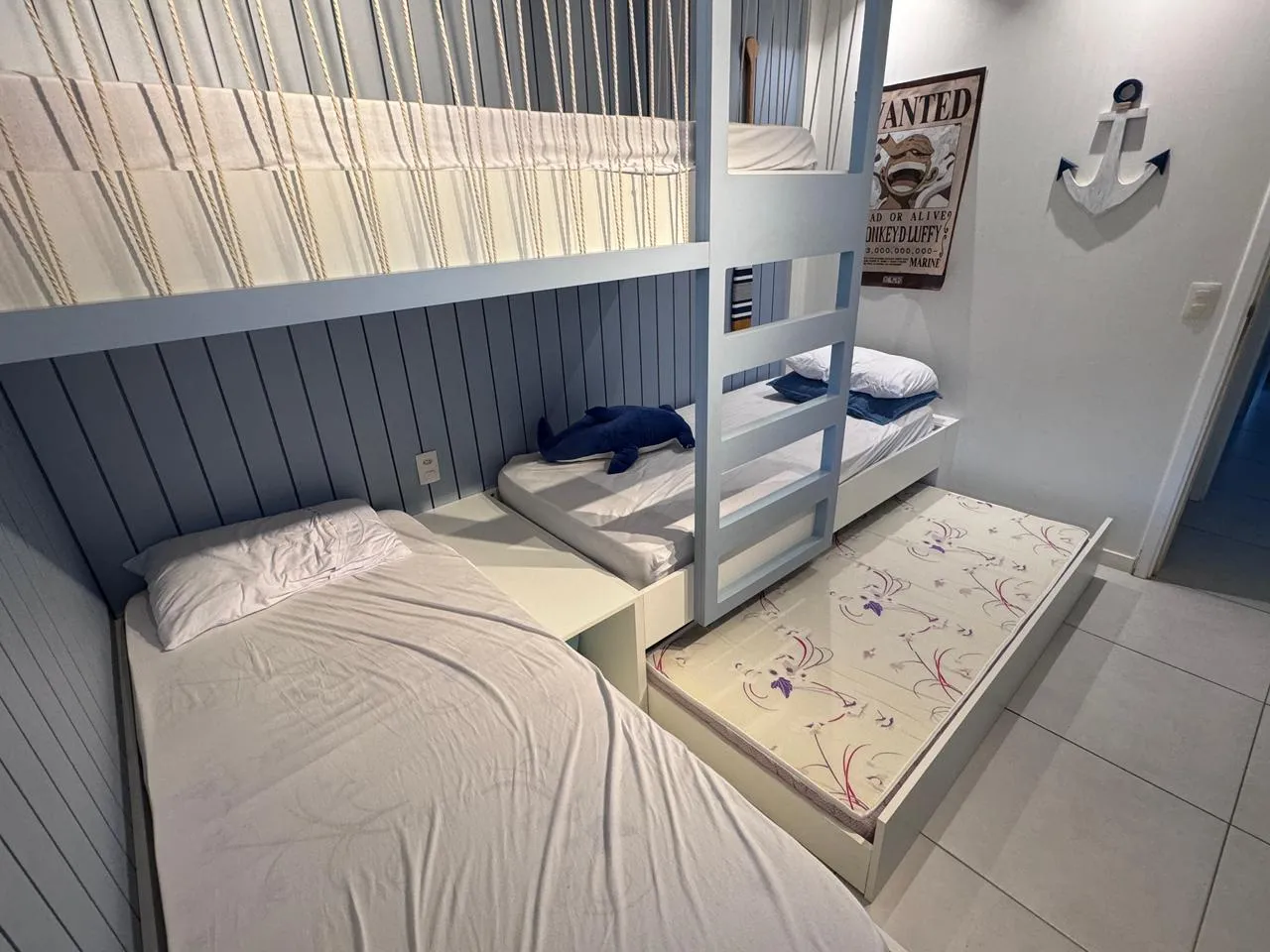 Quarto com camas de solteiro para a família