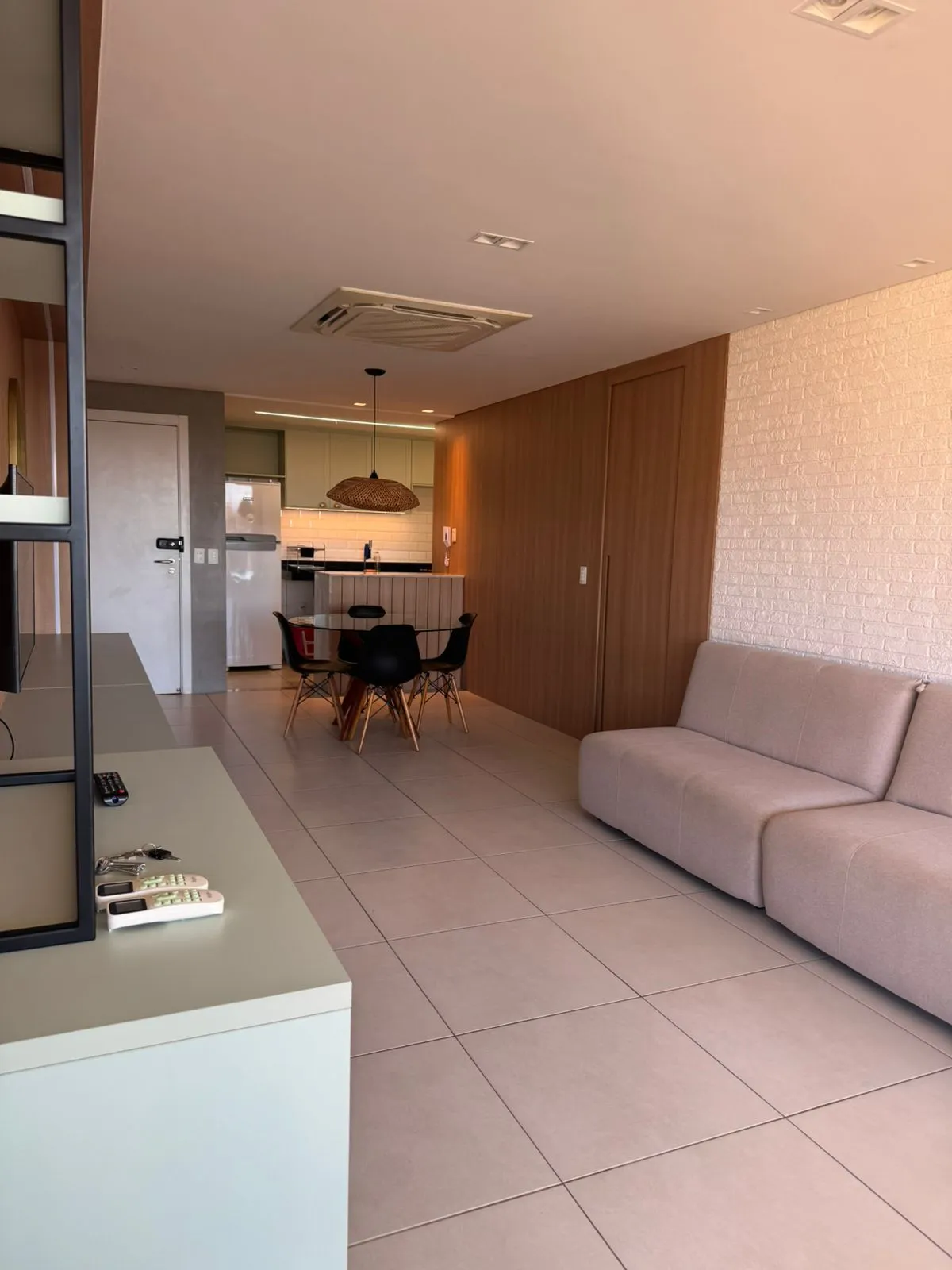 Sala de estar integrada do apartamento Mandara Lanai
