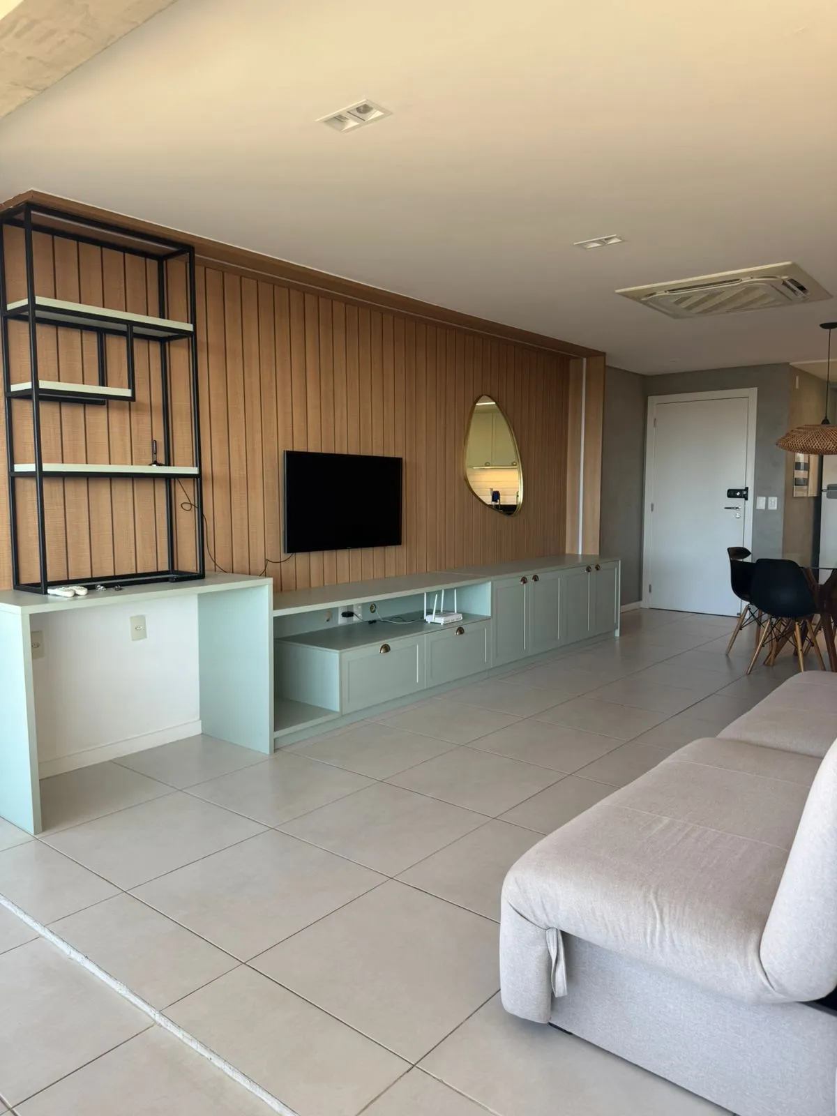 Ambiente de estar do apartamento com varanda integrada